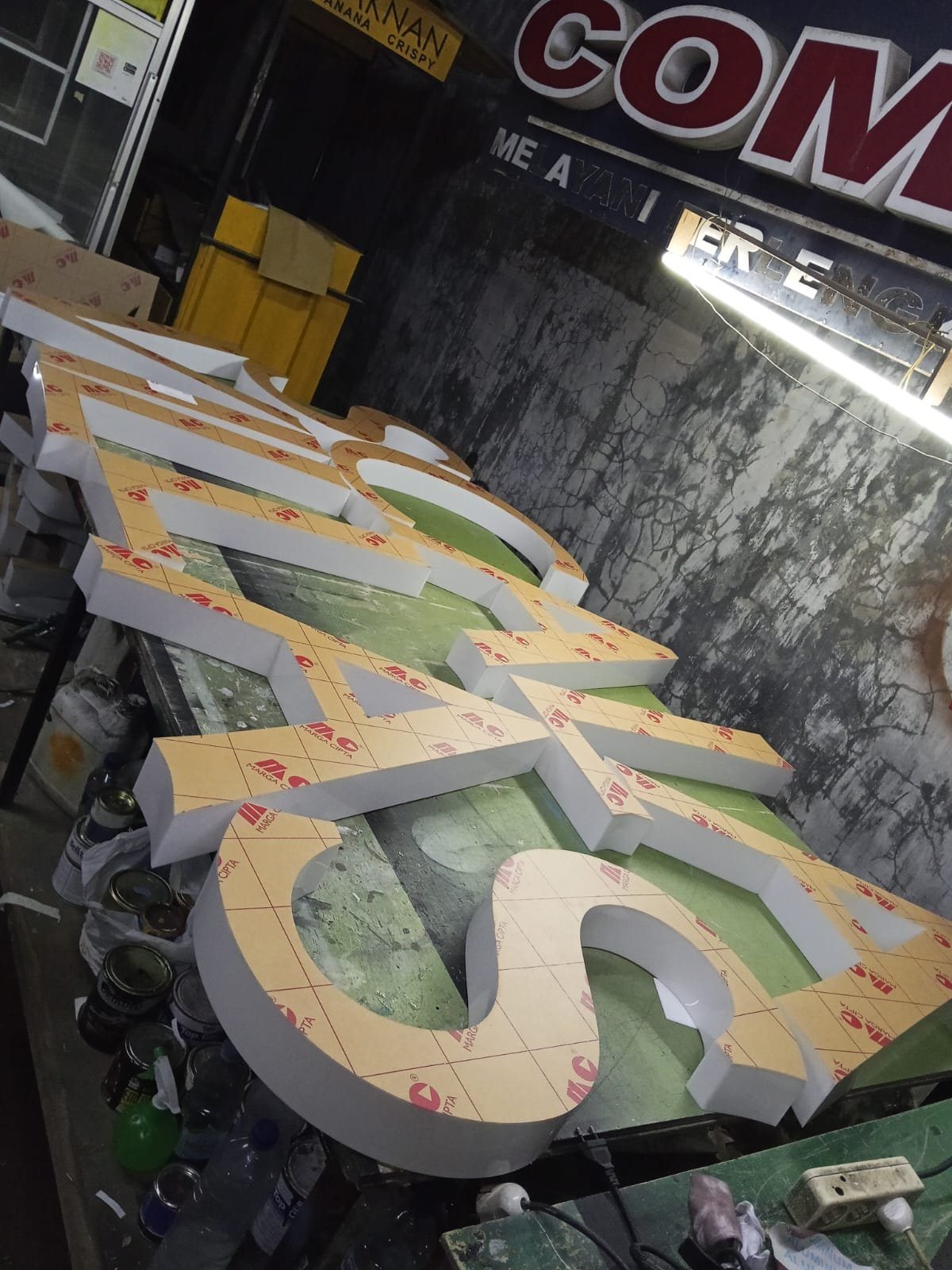 huruf timbul akrilik