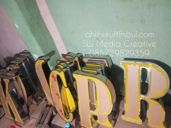 Huruf timbul akrilik nyala depan kombinasi stainlis - galva +list depan - SW Media Creative - Gambar 1